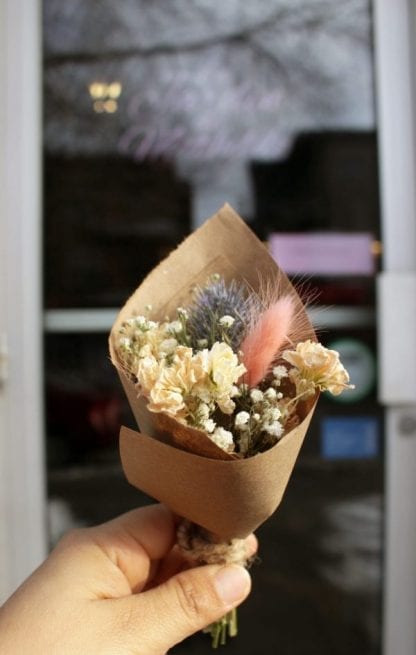 Mini bouquet of dried flowers of florist's choice - Image 3